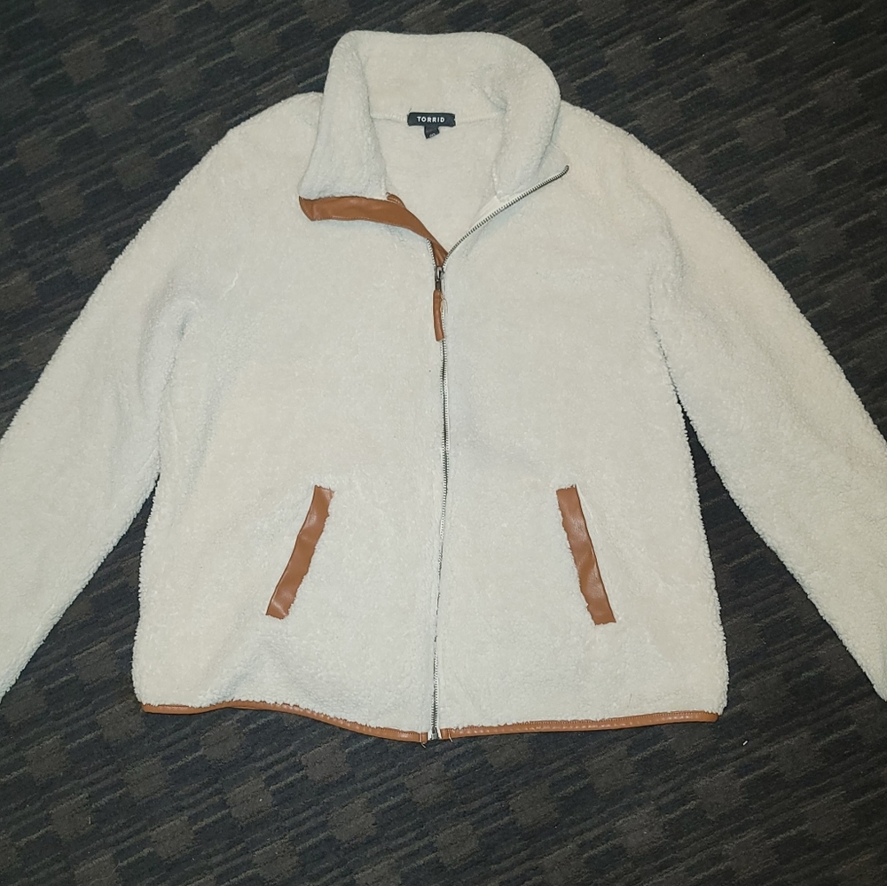 TORRID Sherpa Jacket Womens size 00 Ivory Full Zip Up Fuzzy Comfort Polyester